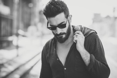 genç yakışıklı çekici sakallı model adam