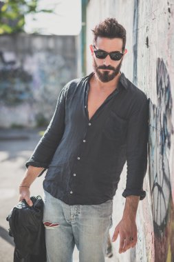 genç yakışıklı çekici sakallı model adam