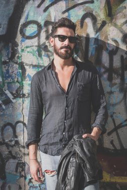 genç yakışıklı çekici sakallı model adam