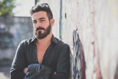 genç yakışıklı çekici sakallı model adam