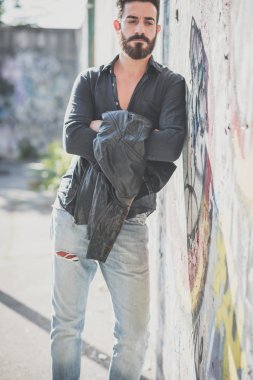 genç yakışıklı çekici sakallı model adam