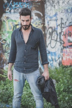 genç yakışıklı çekici sakallı model adam