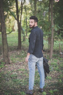 genç yakışıklı çekici sakallı model adam