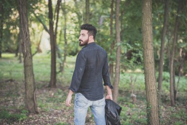 genç yakışıklı çekici sakallı model adam