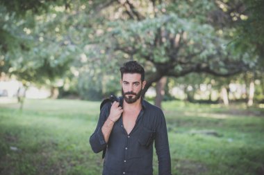 genç yakışıklı çekici sakallı model adam