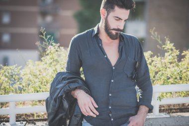 genç yakışıklı çekici sakallı model adam