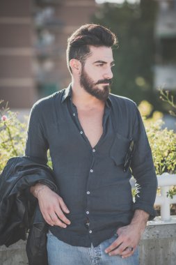 genç yakışıklı çekici sakallı model adam