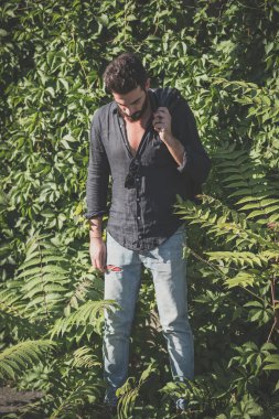 genç yakışıklı çekici sakallı model adam