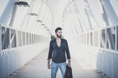 genç yakışıklı çekici sakallı model adam