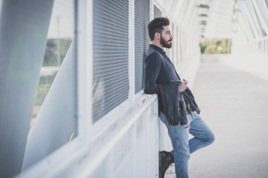 genç yakışıklı çekici sakallı model adam