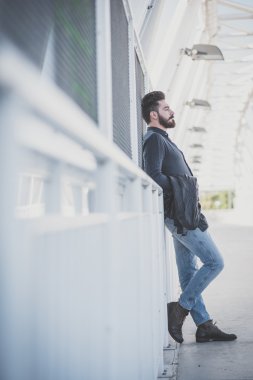 genç yakışıklı çekici sakallı model adam