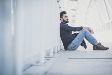 genç yakışıklı çekici sakallı model adam