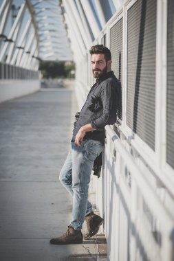genç yakışıklı çekici sakallı model adam