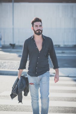 genç yakışıklı çekici sakallı model adam