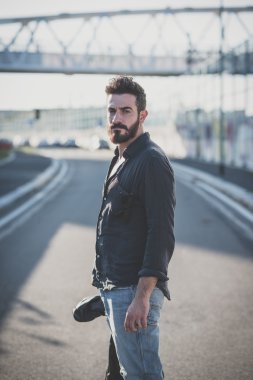 genç yakışıklı çekici sakallı model adam