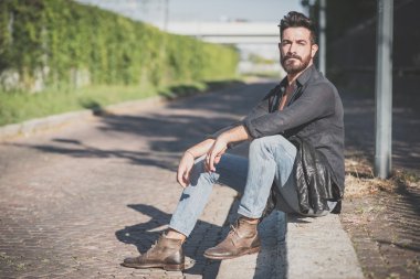 genç yakışıklı çekici sakallı model adam