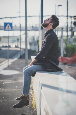 genç yakışıklı çekici sakallı model adam