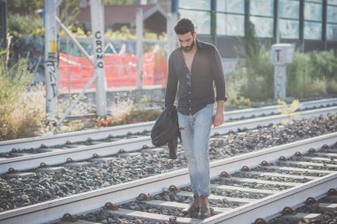 genç yakışıklı çekici sakallı model adam