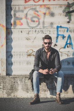 akıllı telefon kullanan genç yakışıklı çekici sakallı model adam