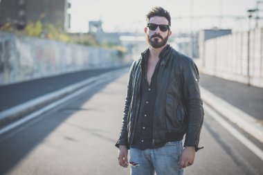 genç yakışıklı çekici sakallı model adam