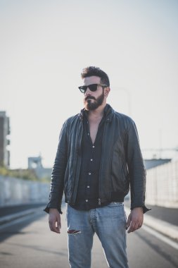 genç yakışıklı çekici sakallı model adam