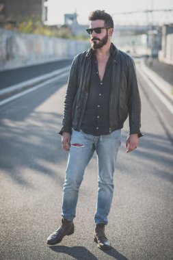 genç yakışıklı çekici sakallı model adam