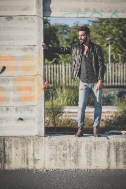 genç yakışıklı çekici sakallı model adam