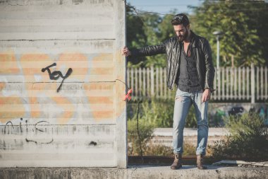 genç yakışıklı çekici sakallı model adam
