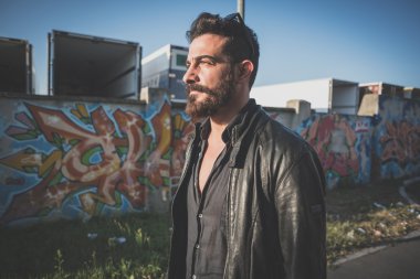 genç yakışıklı çekici sakallı model adam