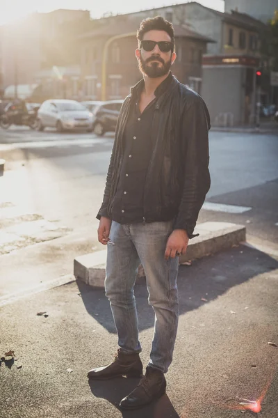 Jeune beau homme modèle barbu attrayant — Photo