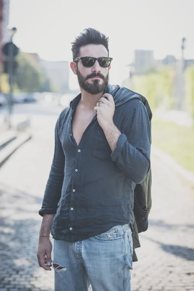 Jeune beau homme modèle barbu attrayant — Photo