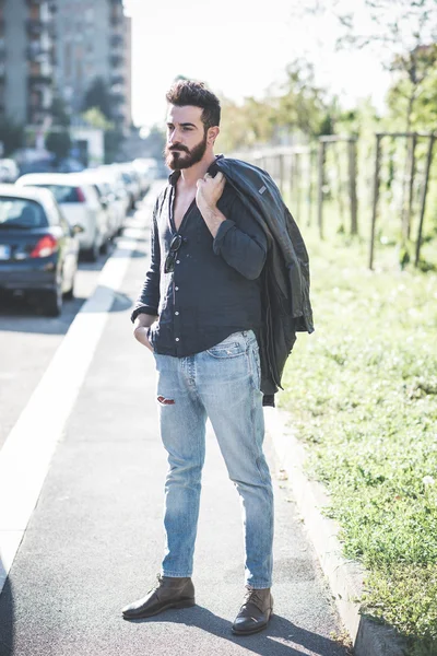 Jonge knappe aantrekkelijke bebaarde model man — Stockfoto