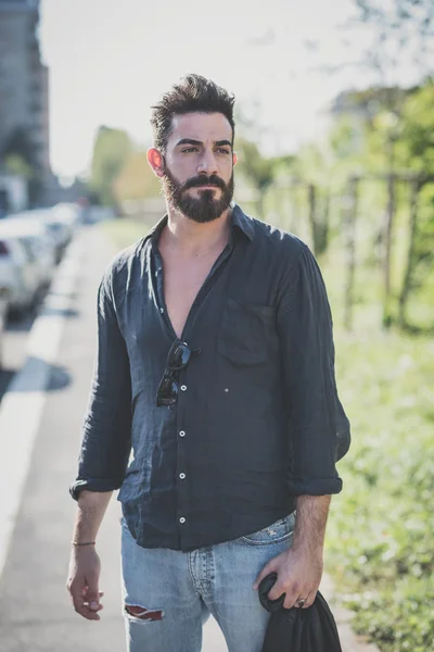 Jeune beau homme modèle barbu attrayant — Photo