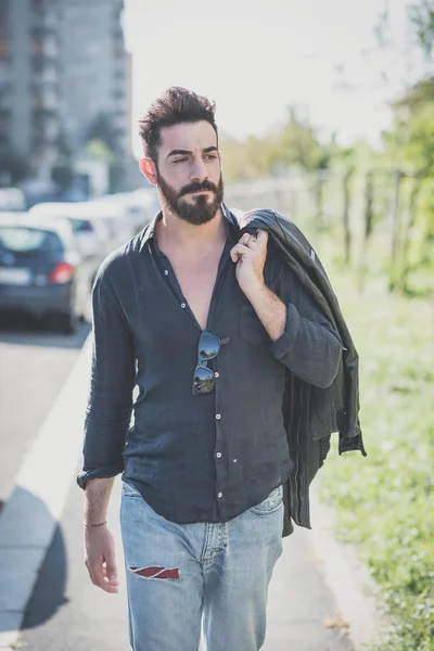 Jeune beau homme modèle barbu attrayant — Photo