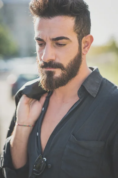 Jeune beau homme modèle barbu attrayant — Photo