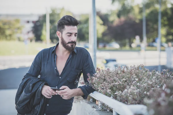 Akıllı telefon kullanan sakallı modeli adam — Stok fotoğraf