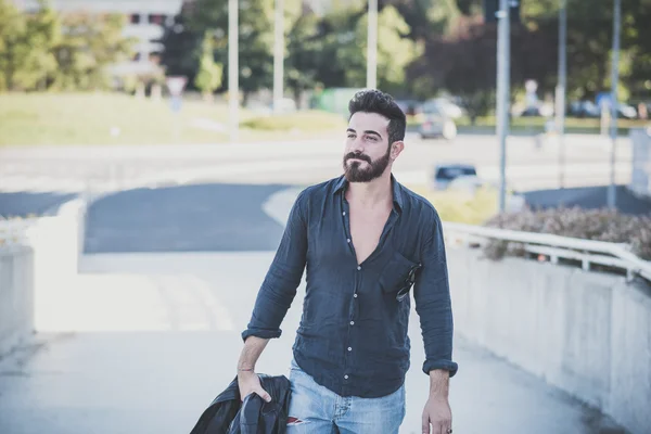 Jonge knappe aantrekkelijke bebaarde model man — Stockfoto