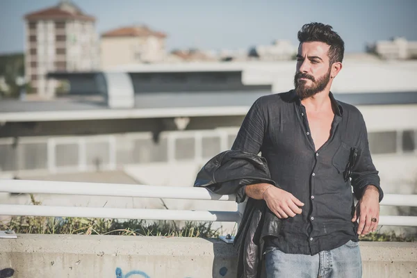 Jeune beau homme modèle barbu attrayant — Photo