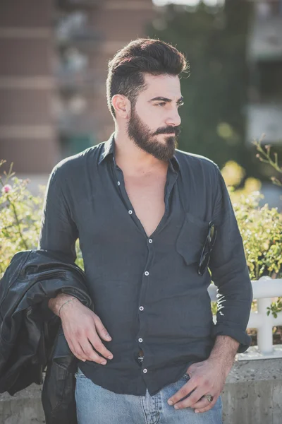Молодой красивый привлекательный бородатый модель мужчина — стоковое фото