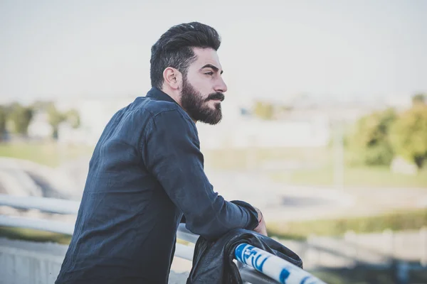 Jonge knappe aantrekkelijke bebaarde model man — Stockfoto