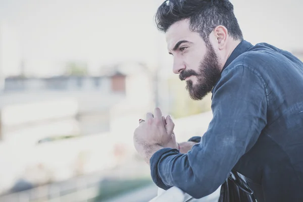 Jonge knappe aantrekkelijke bebaarde model man — Stockfoto