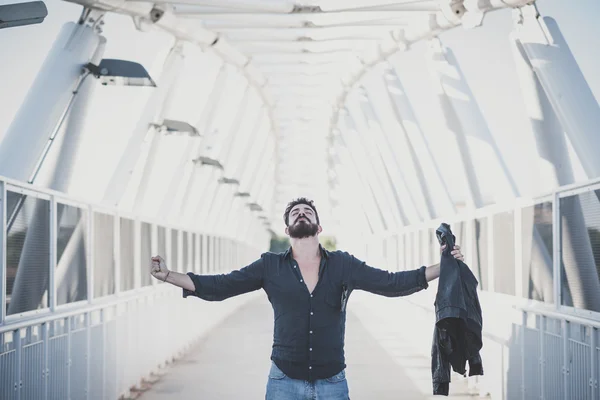 Jeune beau homme modèle barbu attrayant — Photo