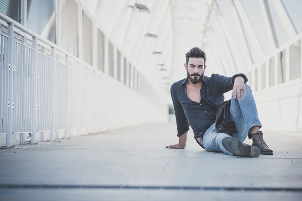 Jovem bonito atraente barbudo modelo homem — Fotografia de Stock