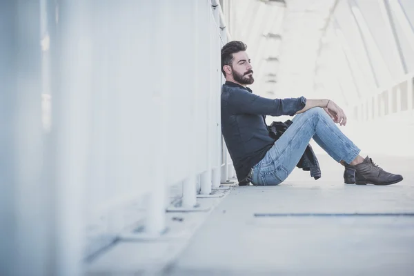 Jonge knappe aantrekkelijke bebaarde model man — Stockfoto