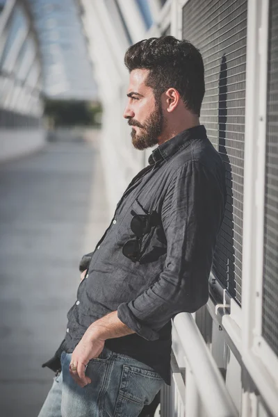 Jeune beau homme modèle barbu attrayant — Photo