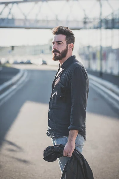 Jeune beau homme modèle barbu attrayant — Photo