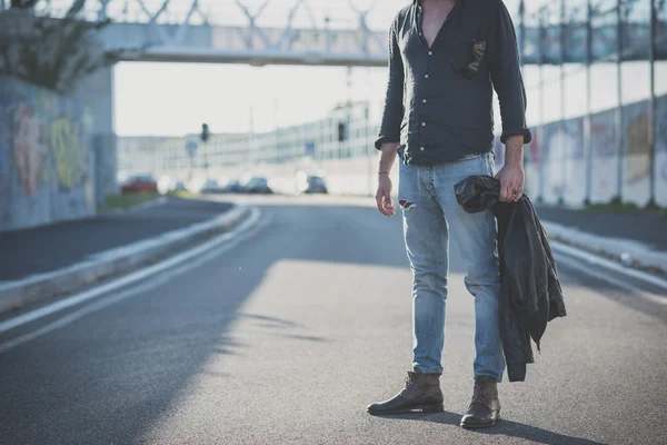 Jonge knappe aantrekkelijke bebaarde model man — Stockfoto