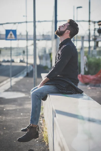 Jonge knappe aantrekkelijke bebaarde model man — Stockfoto