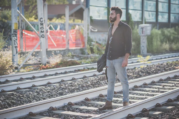 Jeune beau homme modèle barbu attrayant — Photo