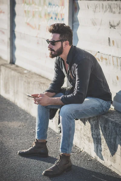 Mladý pohledný atraktivní vousatý model člověka pomocí smartphone — Stock fotografie